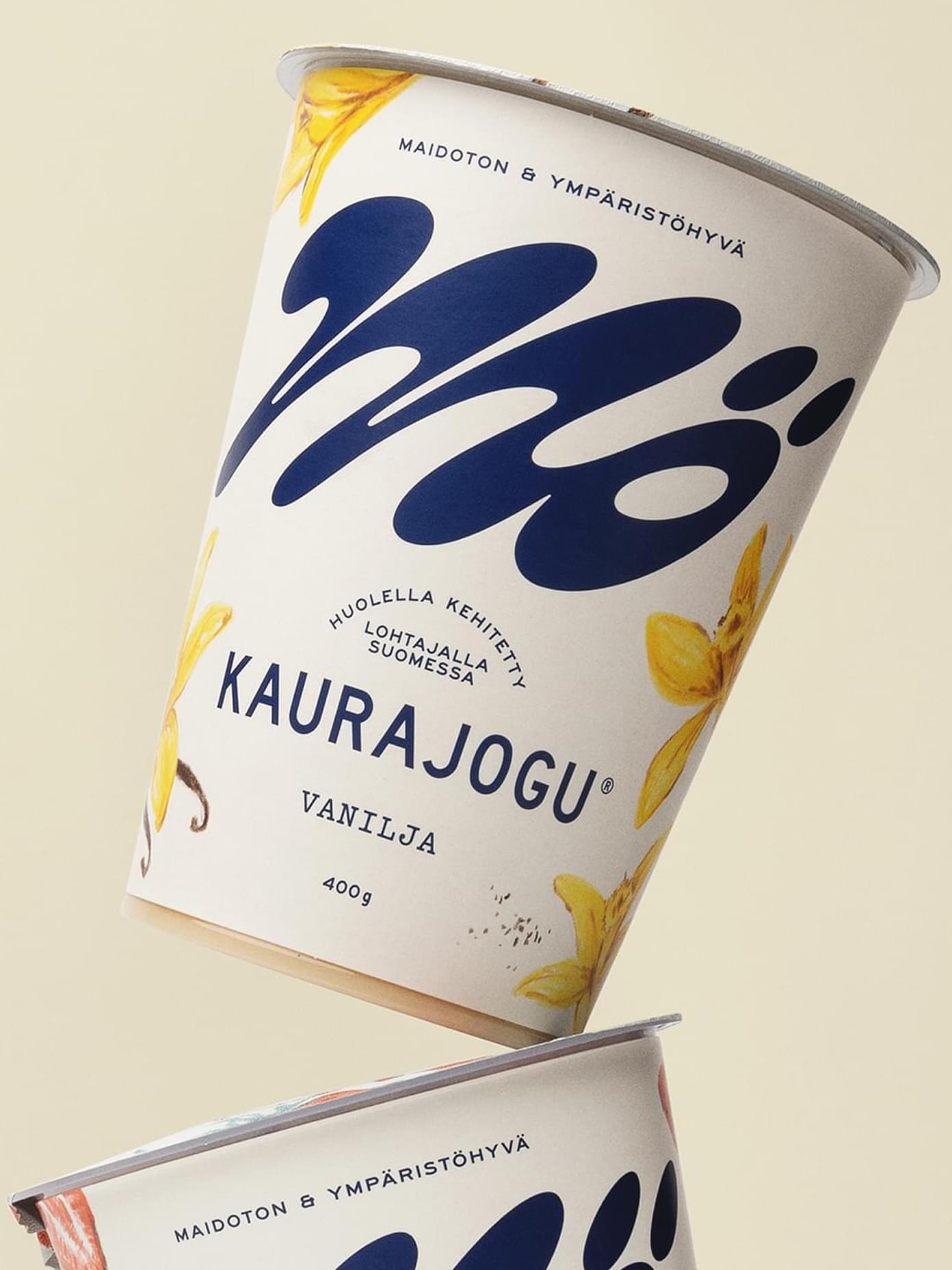 Mö Kaurajogu vanilla oat yogurt packaging, 400g cup with navy script logo and botanical vanilla illustrations.